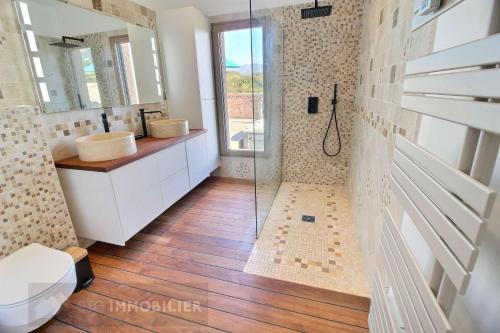 Bilik mandi di Villa Riposu - Jacuzzi - Piscine - Plage à pieds