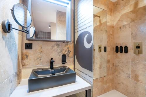 Ванная комната в HOTEL by REBOUL - Boutique Hôtel Cassis