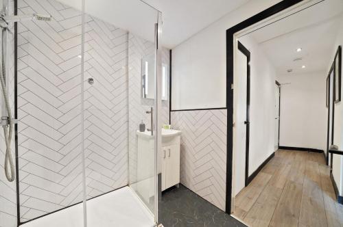 a bathroom with a glass shower and a sink at 30 percent off! Elegant Yorkshire Abode - Great Location - Sleeps 19 in Castleford