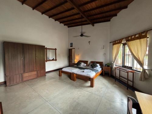 a bedroom with a bed in a room at Villa Plum Colombo in Battaramulla