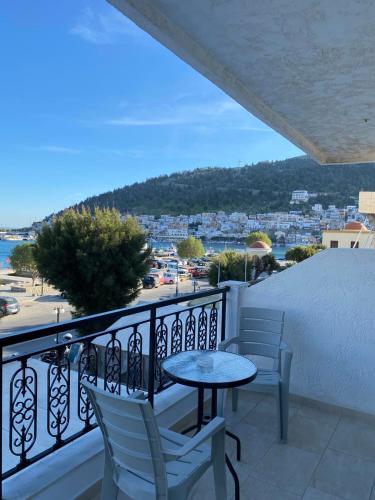 Un balcón con mesa y sillas y una vista en Sail inn Kalymnos, en Kalymnos