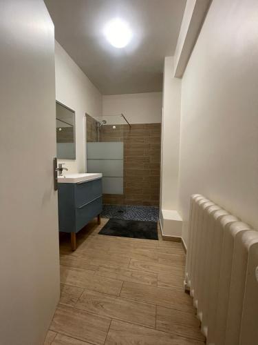 a bathroom with a sink and a shower and a tub at Belle maison à 11 mm des Champs Élysées in Nanterre