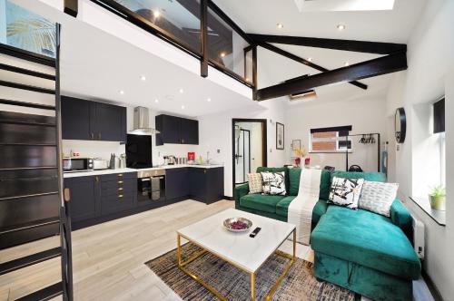 a living room with a green couch and a table at 30 percent off! Elegant Yorkshire Abode - Great Location - Sleeps 19 in Castleford