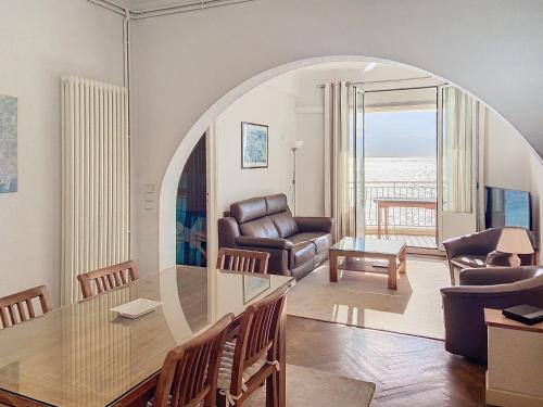 un salon avec une table et un canapé dans l'établissement Situation et vue mer exceptionnelle 62L, à Cannes