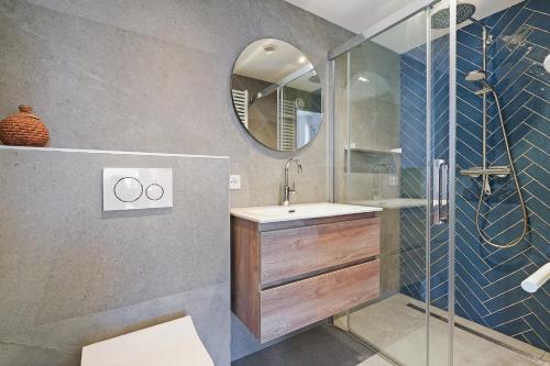 奥德多普Prunus 16 - Klepperstee Ouddorp NOT INTENDED FOR COMPANY OR WORK-RELATED STAYS的带水槽和镜子的浴室