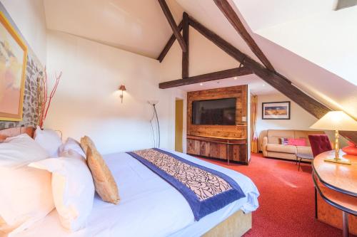 Postel nebo postele na pokoji v ubytování L'Hostellerie du Château