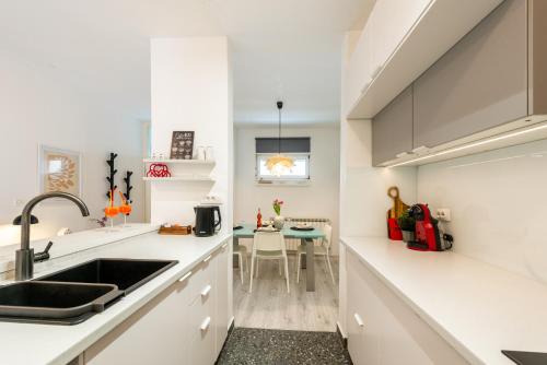 Apartment Nora - modern cozy apartment with FREE PARKING and TERRACE