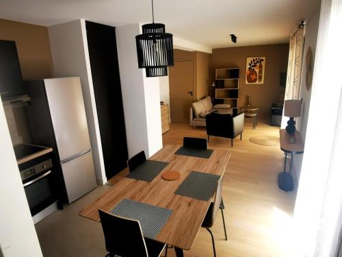 une cuisine et un salon avec une table et des chaises dans l'établissement Toulouse, Bourse nice and comfortable family apartment, à Toulouse