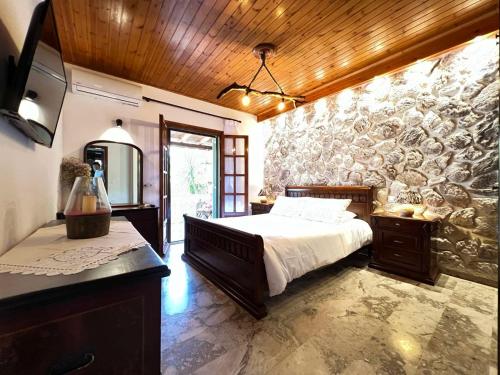 Villa Yiannitsis-Harmony In The Flowers, Acharavi Beach