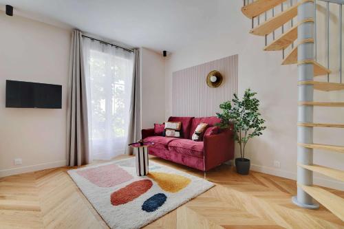 - un salon avec un canapé rouge et une fenêtre dans l'établissement Beautiful apartment near the Eiffel Tower, à Paris
