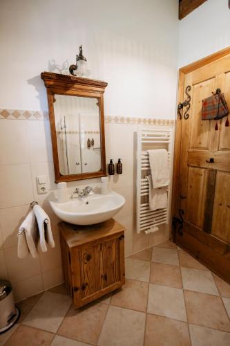 a bathroom with a sink and a mirror at Forsthaus Wartenfels in Thalgau