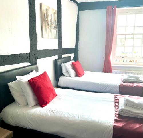 Ένα ή περισσότερα κρεβάτια σε δωμάτιο στο The Bugle Hotel