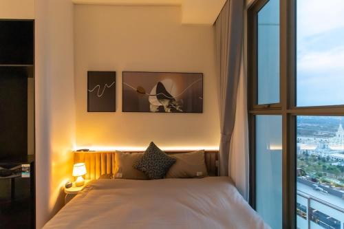 Ένα ή περισσότερα κρεβάτια σε δωμάτιο στο Serendipity Homestay Studio H2 Masteri view Vinuni