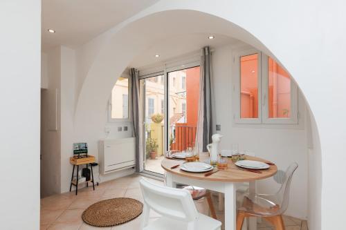 une salle à manger avec une table et des chaises dans l'établissement Immogroom - charmant logement à 2 pas du port, à Cannes