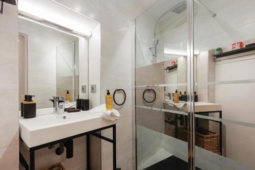 une salle de bain avec un lavabo et une douche dans l'établissement Immogroom - charmant logement à 2 pas du port, à Cannes
