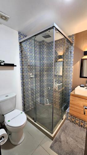 a bathroom with a shower with a toilet and a sink at PLAZA ACEQUIA SUITES para 1 a 4 personas ESPECIALISTAS CORTAS MEDIANAS Y LARGAS ESTANCIAS en IZCALLI TEPOTZOTLAN perfectas para Familias, Turistas, Contratistas, Estudiantes, Empresas y Ejecutivos 5 min Izcalli 15 min Esmeralda 20 min Satélite 25 min AIFA in Cuautitlán Izcalli