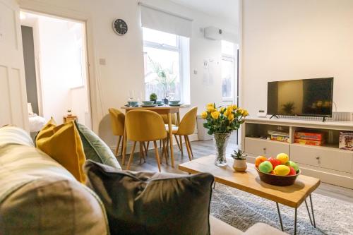 TV a/nebo společenská místnost v ubytování 2 Bedroom Home-Free Parking-Perfect for Contractors