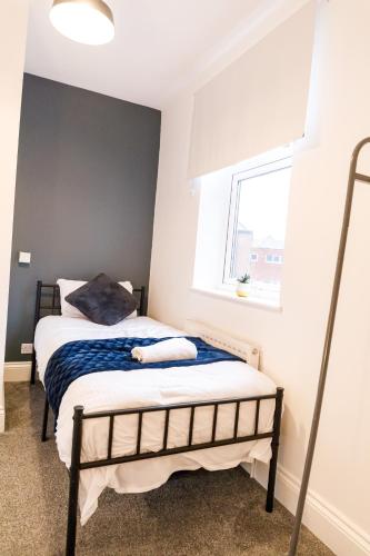 Ένα ή περισσότερα κρεβάτια σε δωμάτιο στο 3 Bedroom Home Free Parking & WiFi Contractors Welcome!