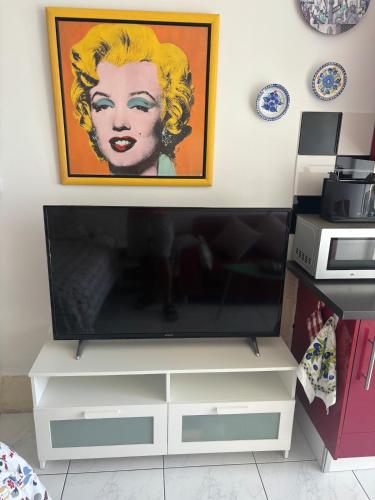 ArguineguínにあるNice Studio Apartment with Ocean Viewの白いエンターテイメントセンターの上に座って薄型テレビを設置