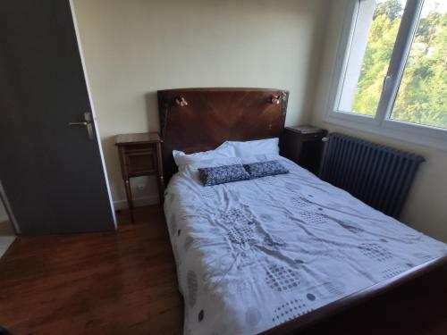 a small bedroom with a bed with a wooden floor at Appartement Le Petit Prince in Privas