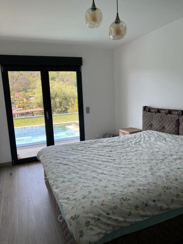 une chambre avec un lit avec vue sur une piscine dans l'établissement Villa de luxe, à Sainte-Agnès