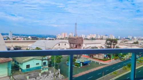 une vue d'une ville depuis un balcon dans l'établissement Bauru Apartamento Fly Aeroclube USP FOB Shopping Hospital, à Bauru