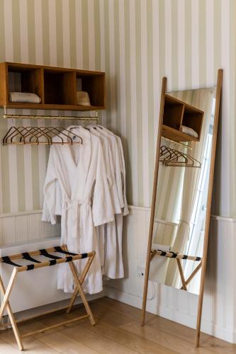 a closet with two shelves and a ladder at Kellers Badehotel in Fanø