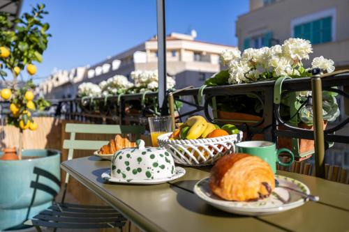 une table avec des assiettes de nourriture sur un balcon dans l'établissement NEW! Remodeled & Spacious 4 Bedroom - 3 Bath - Heart of Nice - AC in all rooms - With a large elevator, à Nice