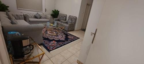 Ein Sitzbereich in der Unterkunft شقة أرضية عائلية مكونة من 3 غرف نوم وصالة ومطبخ 7
