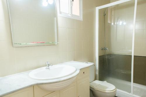 Ένα μπάνιο στο Hotel Playa Conil - Beachfront Studios & Suites