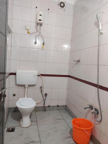 a bathroom with a toilet and a shower at LlBRA REGENCY in Guruvāyūr