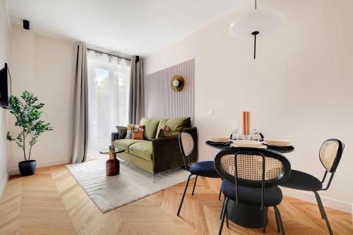 un salon avec une table et un canapé dans l'établissement Whole house near the Eiffel Tower, à Paris