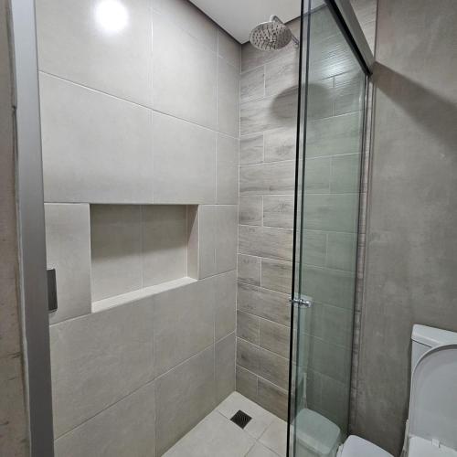 a bathroom with a glass shower with a toilet at COZY APARTMENT, 1 HAB, Piscina, ZONA Shopping del Sol in Asuncion