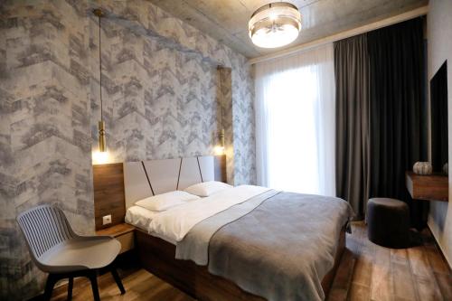 une chambre avec un lit, un bureau et une chaise dans l'établissement Cozy apartment for travelling, à Tbilissi