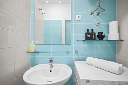 un bagno con lavandino e specchio di Apartment Bose a Spalato (Split)