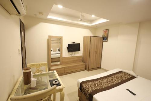 TV a/nebo společenská místnost v ubytování Hotel Paramont Inn Near New Delhi Airport