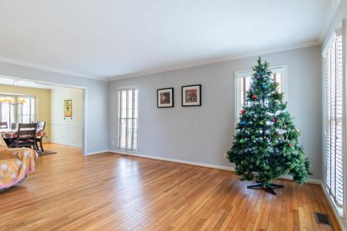 Φωτογραφία από το άλμπουμ του Quiet 2-Story Home Garden View & Large Kitchen σε Fairfax
