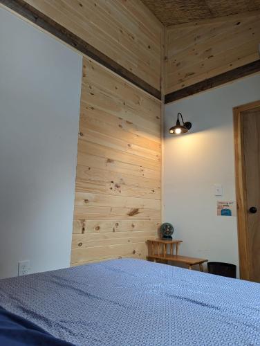 Ένα ή περισσότερα κρεβάτια σε δωμάτιο στο Barn Door Hostel