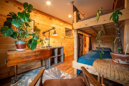 Ένα ή περισσότερα κρεβάτια σε δωμάτιο στο Barn Door Hostel