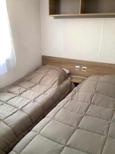 deux lits côte à côte dans une pièce dans l'établissement Montourey 83 ES 119, à Fréjus