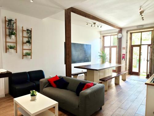 un soggiorno con un divano e un tavolo di GuestHouse Bragas Porto Center a Porto
