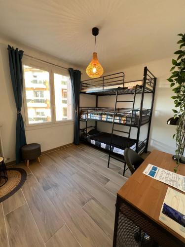 Cette chambre comprend 2 lits superposés. dans l'établissement Les Naïades, à Antibes