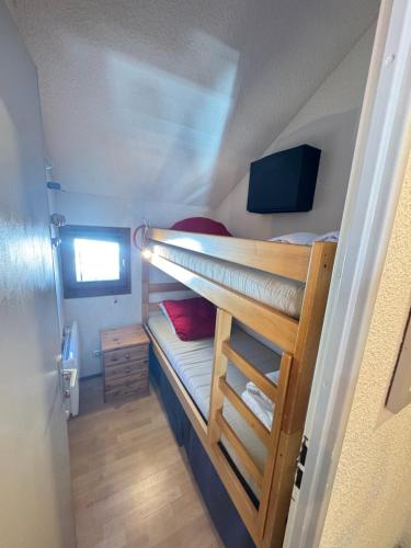 - une chambre avec 2 lits superposés dans une maison dans l'établissement L'Altitude Douce - Ski - Piscine - Tennis, à Gresse-en-Vercors