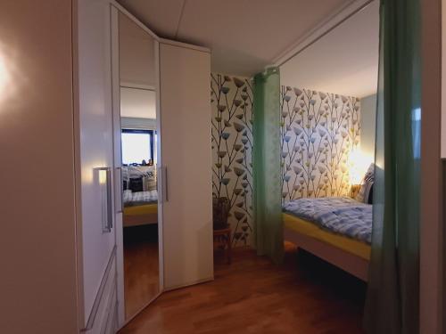 a small room with a bed and a mirror at Ferienwohnung Seelenbrise in Büsum