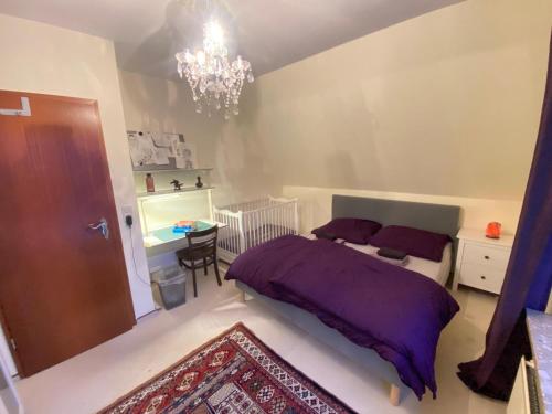 Postel nebo postele na pokoji v ubytování Gartenblick-Oase: Obergeschosswohnung in Hamburg