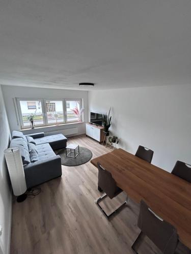a living room with a table and a couch at Ferienwohnung Schlossblick in Bad Laasphe