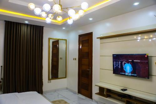 TV a/nebo společenská místnost v ubytování Four Bedroom Duplex in Magodo phase 1