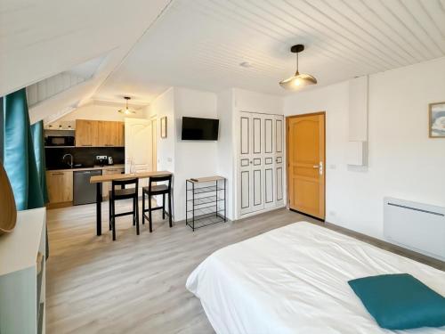 une chambre avec un lit et une cuisine avec une table dans l'établissement Studio Horizon Bleu, à Criel-sur-Mer