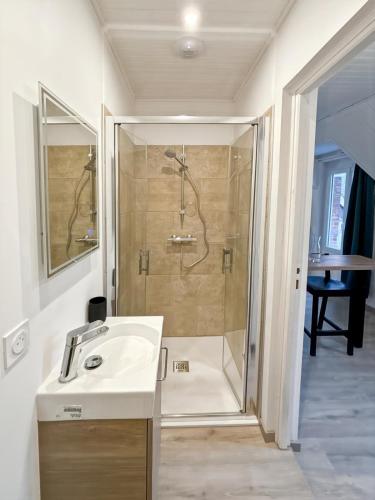 Salle de bains dans l'établissement Studio Horizon Bleu