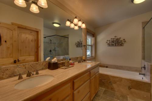 łazienka z umywalką i dużym lustrem w obiekcie Brand New Upscale Home, Hot Tub, Foosball w mieście South Lake Tahoe